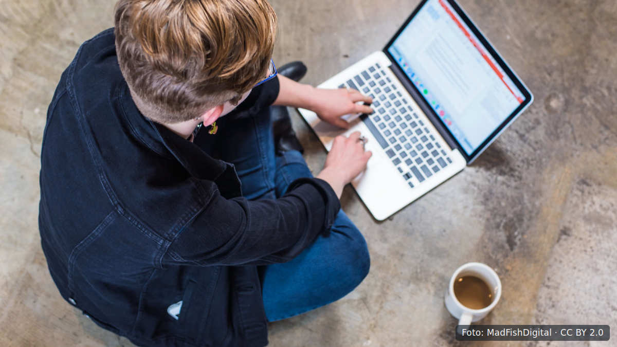 Vrouw werkt achter laptop aan haar bureau